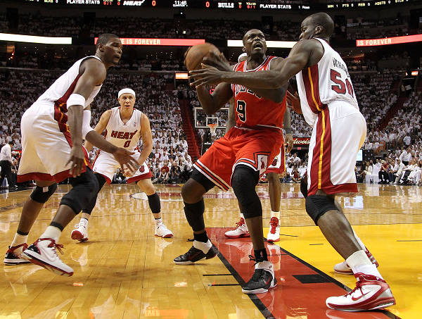  阿德巴约统治内线热火主场轻取公牛获三连胜  